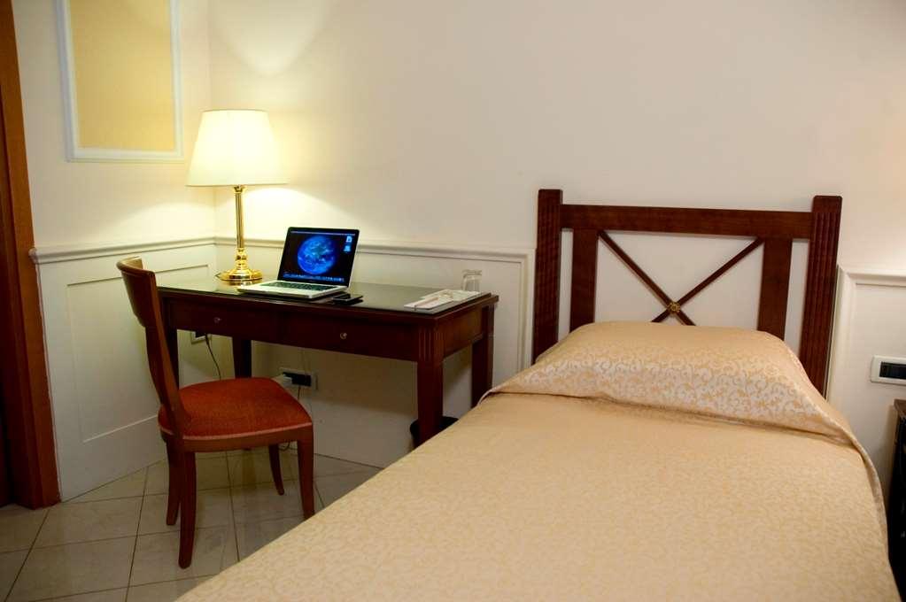 Palazzo Cardinal Cesi Hotel Rome Room photo